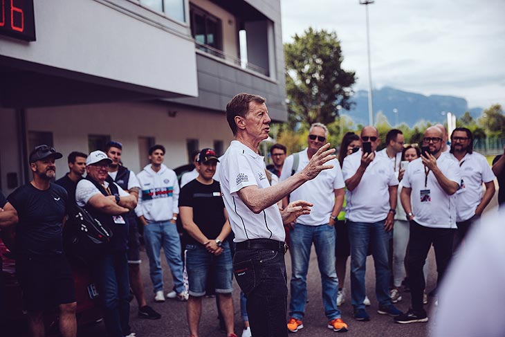 Walter Röhrl  instruiert die Fahrer: 9. Walter Röhrl Driving Experience in den Südtiroler Andreus Resorts (©Foto: Benjamin Pfitscher)